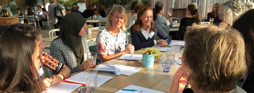 Vrijwilligers van patiëntenorganisaties gaan in een bijeenkomst in gesprek met adviseur organisatieontwikkeling Jolanda van Dijk