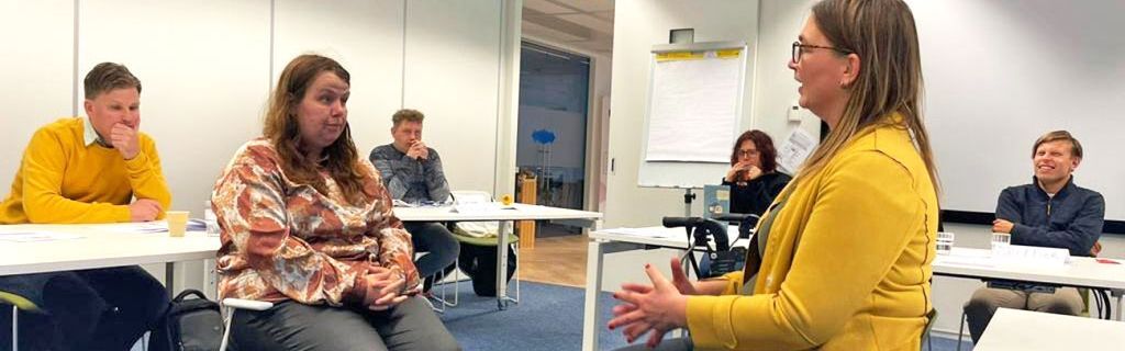 Adviseur regionale participatie Marieke van Noort speelt met mensen van de LFB een gemeenteraadsvergadering na tijdens de training Invloed in je gemeente